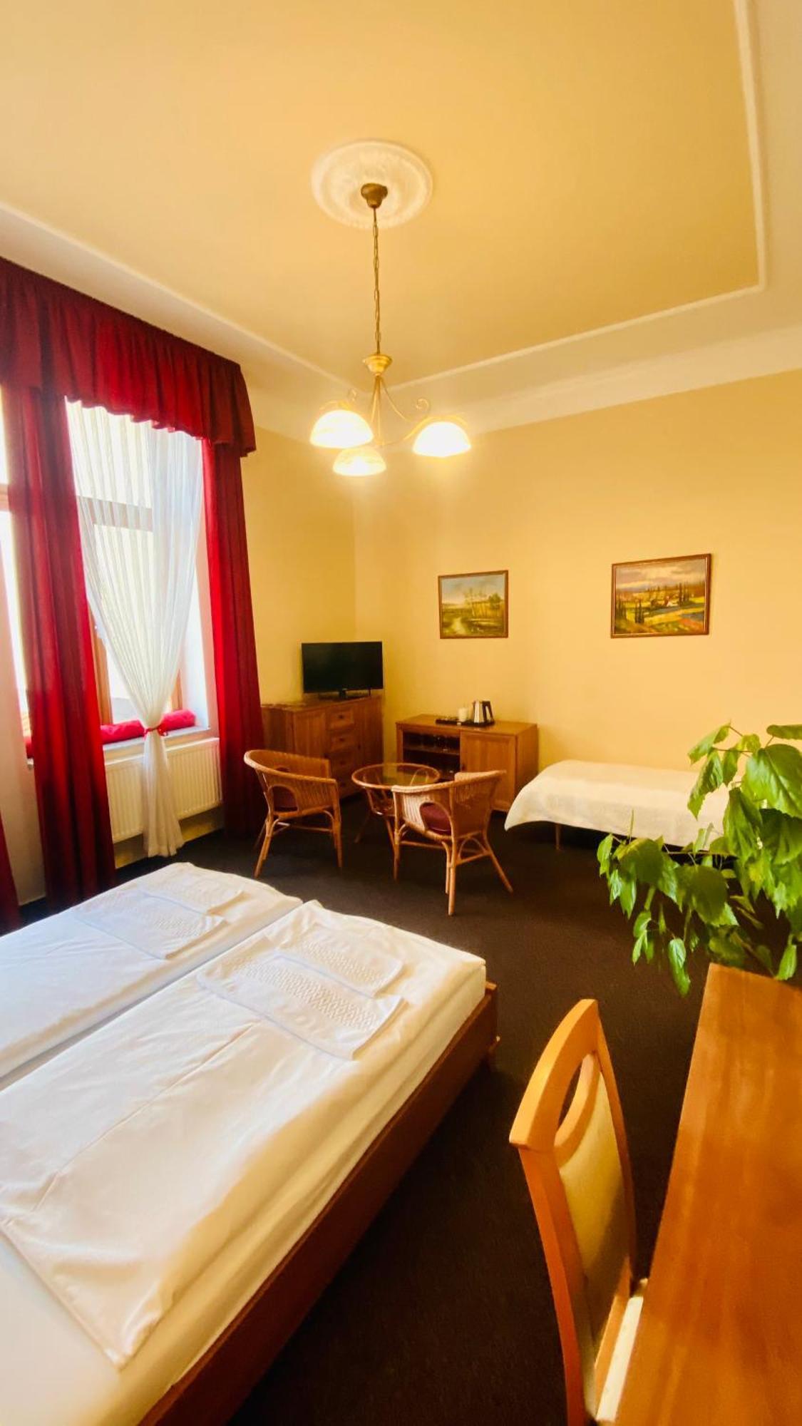 Penzion Cerny Kun Hradec Králové Buitenkant foto