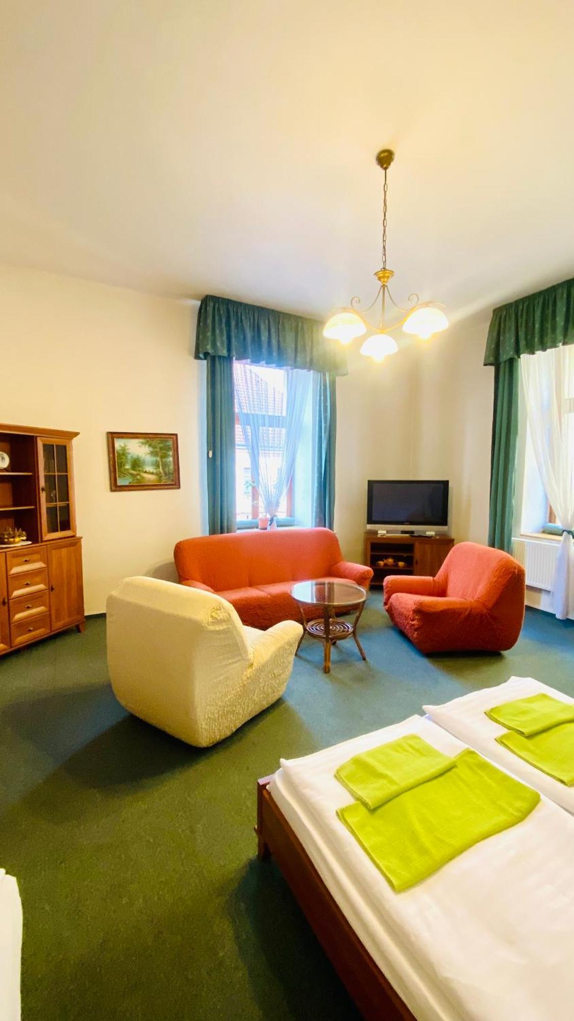 Penzion Cerny Kun Hradec Králové Buitenkant foto