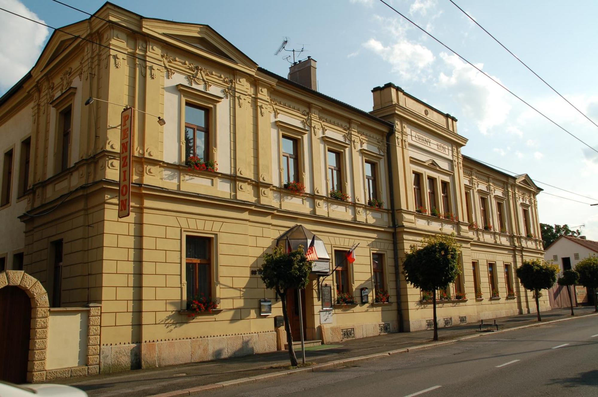 Penzion Cerny Kun Hradec Králové Buitenkant foto