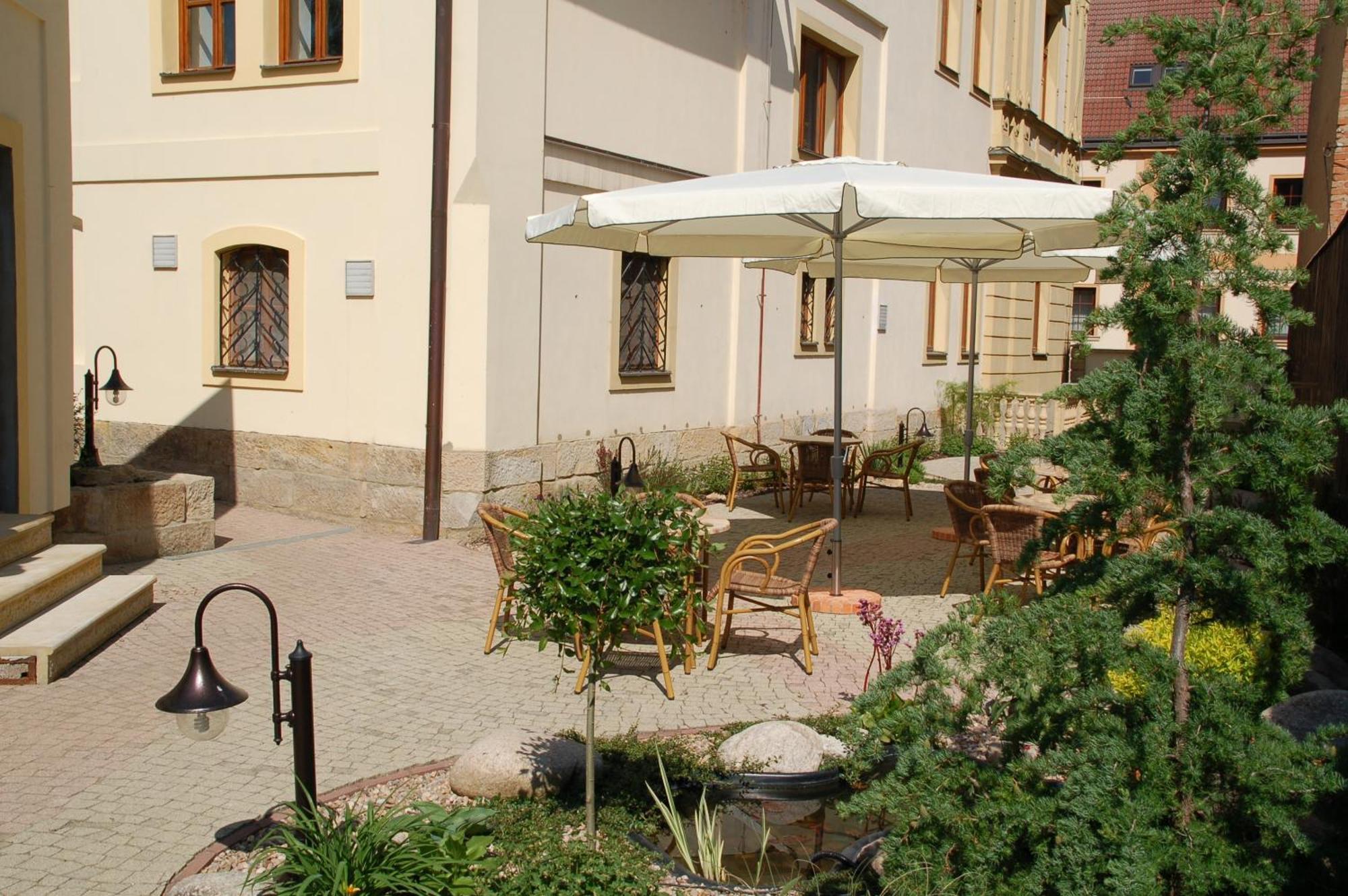 Penzion Cerny Kun Hradec Králové Buitenkant foto